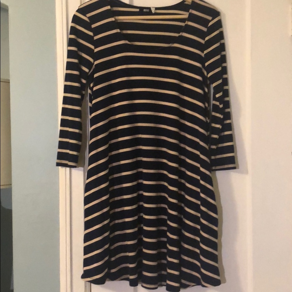 BDG 3/4 sleeve navy and tan dress w/ pockets!